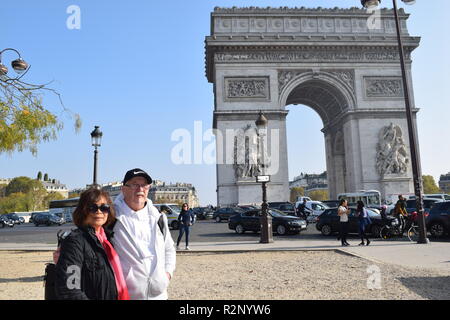 Paris, France - 2018 : au cours de l'automne au crépuscule du matin à l'avant à l'Arc de Triomphe à Paris, France Banque D'Images