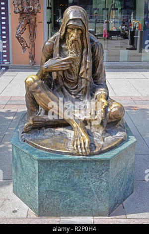 SKOPJE, Macédoine - 17 SEPTEMBRE : Sculpture mendiant à Skopje le 17 septembre 2012. Pauvre vieux statue de bronze au centre-ville de Skopje, Macédoine. Banque D'Images