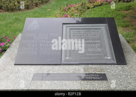 SKOPJE, Macédoine - Septembre 17 : Plaque commémorative de Mère Teresa à Skopje le 17 septembre 2012. Plaque de maison de naissance de Mère Teresa l'aide humanitaire Banque D'Images