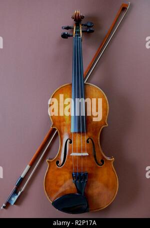 violon avec archet Banque D'Images