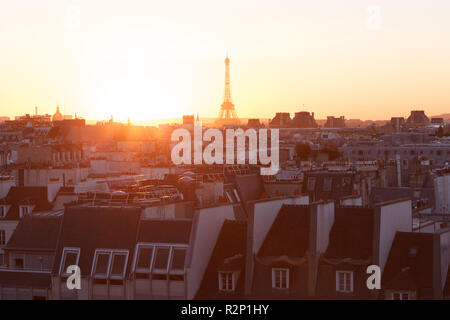 Vue sur les toits de Paris avec la tour Eiffel à partir du Centre Georges-Pompidou. Paris, France Banque D'Images