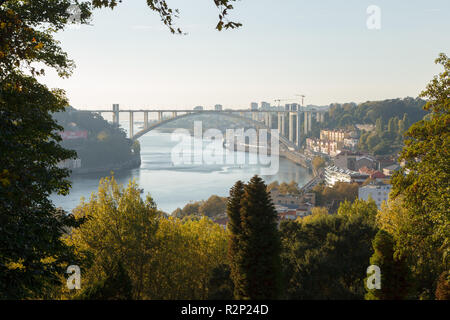 Porto, Portugal. Rues de la région de Douro et Ponte da Arrabida bridge de Jardins do Palacio de Cristal Banque D'Images