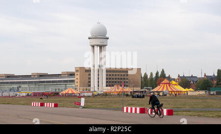 BERLIN, ALLEMAGNE - 10 octobre 2018 : en face de la tour radar dans les Parc de la ville Tempelhofer Feld, l'ancien aéroport de Tempelhof à Berlin, Allemagne Banque D'Images