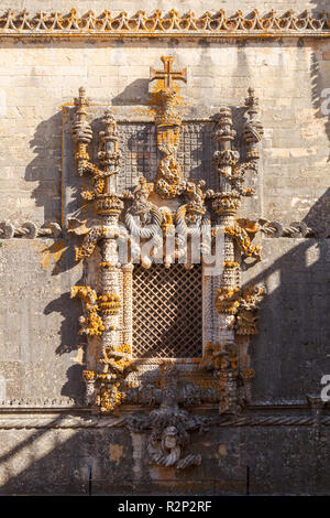 La célèbre salle capitulaire de l'église du couvent de fenêtre en style manuélin. Couvent du Christ (Convento de Cristo), Tomar, Portugal Banque D'Images