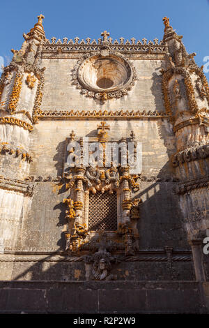 La célèbre salle capitulaire de l'église du couvent de fenêtre en style manuélin. Couvent du Christ (Convento de Cristo), Tomar, Portugal Banque D'Images