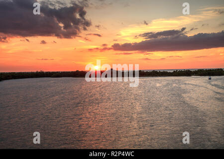 Nouveau passage de l'Estero Bay Sunset à Bonita Springs, en Floride. Banque D'Images