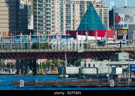 Un monorail sur Pyrmont Bridge à Darling Harbour à Sydney, Australie. Banque D'Images