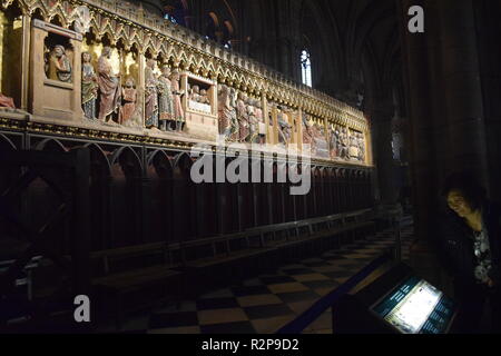 Les panneaux de bois du 14ème siècle représentant des scènes de la vie de Jésus Christ à l'intérieur de la Cathédrale Notre Dame, Paris, France. Banque D'Images