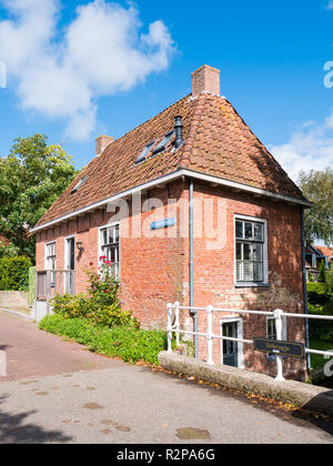 Oranjewal avec canal waterfront house et bridge dans la vieille ville de Dokkum, Frise, Pays-Bas Banque D'Images