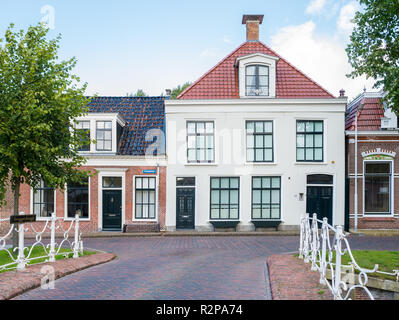 Oranjewal avec canal waterfront house et bridge dans la vieille ville de Dokkum, Frise, Pays-Bas Banque D'Images