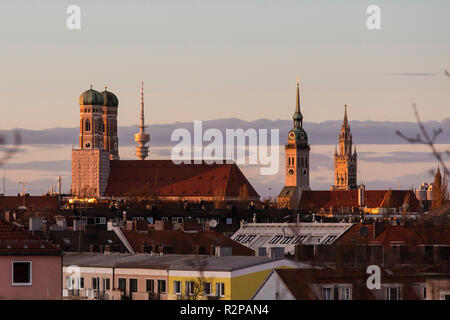 Paysage urbain du zoom avant de Munich avec Notre-Dame, Tour Olympique, Clocher de l'église de Saint Pierre et nouvel hôtel de ville, dans la lumière du soir Banque D'Images