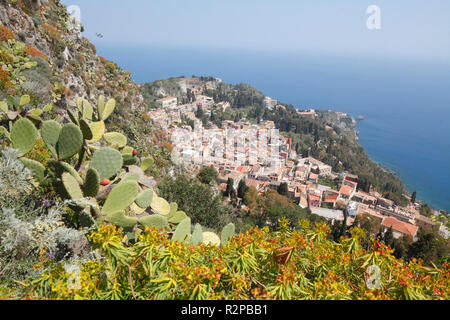 Cactus sur un flanc de montagne, vue sur la ville, Vieille Ville avec Teatro Antico Greco, Taormina, province de Messine, Sicile, Italie, Europe Banque D'Images