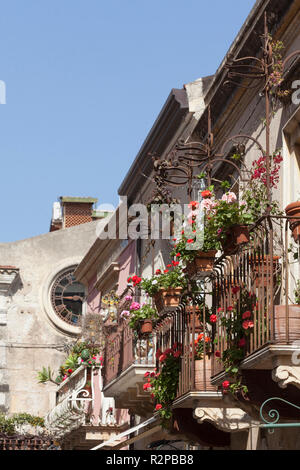 Les pots de fleurs et d'un balcon, de vieilles façades, Corso Umberto (rue principale), Taormina, province de Messine, Sicile, Italie, Europe Banque D'Images