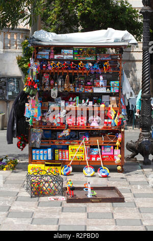 Avec blocage de souvenirs, la Piazza IX Aprile, Corso Umberto (rue principale), l'église de San Giuseppe, ancienne église de Saint Augustin (maintenant Bibliothèque), Taormina, province de Messine, Sicile, Italie, Europe Banque D'Images