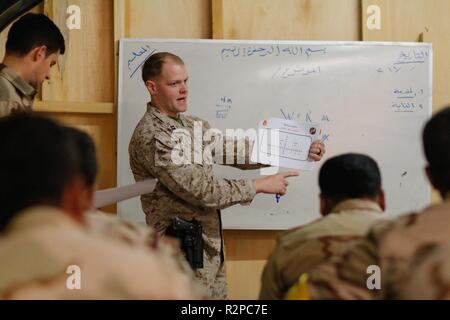 Le capitaine du Corps des Marines américain Justin Hillebrand, feu d'appui du Groupe de travail avec Lion, donne à l'avant pour l'instruction d'observation d'artillerie des forces de sécurité irakiennes (FSI) affecté à la 107e Brigade d'artillerie à Al Asad Air Base, l'Iraq, le 27 octobre 2018. Dans le cadre de l'opération un partenariat fiable, la Coalition sera de conseiller et d'assister l'ISF dans sept fonctions de sécurité clés : la politique de sécurité, les opérations de sécurité, de formation, de soutien, de l'intelligence, de l'enfant lutte antiterroriste et l'aviation. Banque D'Images
