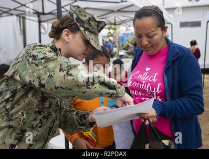 PAITA, Pérou (nov. 02, 2018) Hospitalman Selina Mendoza, de Houston, se traduit par un formulaire médical pour un patient à l'un des deux sites médicaux. Le navire-hôpital USNS Comfort (T-AH 20) est de 11 semaines sur une mission d'appui médical à l'Amérique centrale et du Sud dans le cadre du U.S. Southern Command's Enduring promesse initiative. Travailler avec des partenaires gouvernementaux et de santé en Équateur, au Pérou, en Colombie et au Honduras, l'équipe médicale a entrepris des soins à bord et dans les sites médicaux, aide à relâcher la pression sur les systèmes médicaux causée en partie par une augmentation des migrants transfrontaliers. L Banque D'Images