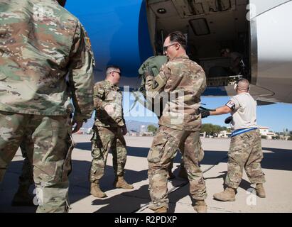 Des soldats américains de la 937e compagnie de route, 20e bataillon du génie, 36e Brigade d'ingénieur, décharger vos bagages à la base aérienne Davis-Monthan Air Force Base, en Arizona, le 3 novembre 2018. La 937e compagnie Route déployée du Ft. Hood, TX. à l'appui des bureaux régionaux du ministère de la sécurité intérieure et la U.S. Customs and Border Protection des agents dans le cadre de l'opération fidèle patriote. Banque D'Images