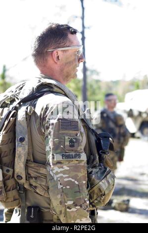 2e bataillon du 152 Régiment d'infanterie est le First Sergeant Geoffrey Phillips parle à un groupe de soldats après avoir terminé l'exercice de tir réel au Joint Readiness Training Centre, à Fort Polk, en Louisiane. Plusieurs bataillons appartenant à la 76e Brigade d'infanterie de l'équipe de combat des soldats envoyés au JRTC pour aider le 1er bataillon du 151e Régiment d'infanterie. Banque D'Images