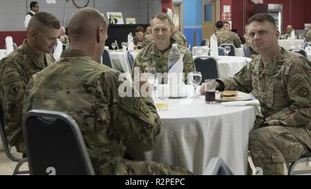 (De gauche) U.S. Army Command Sgt. Le major Michael Behnkendorf, le sergent-major de commandement d'appui Zone Group-Kuwait, le Colonel Shannon Nielsen, commandant de l'ASG-KU, le Major-général David C. Hill, le commandant général adjoint de centrale de l'armée américaine, et le Colonel Christopher Coglianese, le chef de cabinet adjoint de USARCENT, à un déjeuner après avoir vu le film "Patton" pour célébrer le centenaire de l'Armée 3e à venir au Camp Arifjan, au Koweït, le 3 novembre 2018. L'accent sur l'histoire de l'Armée 3e construit esprit de corps parmi l'avant les soldats déployés en USARCENT. Banque D'Images