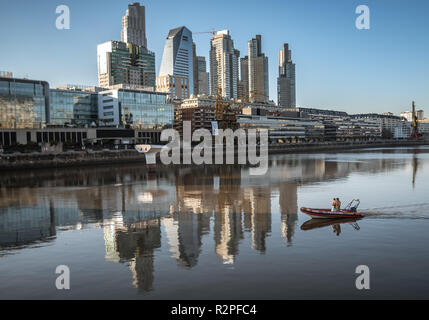 Buenos Aires, Argentine - le 18 juin 2016 : une garde de traverser la rivière en bateau côte à Puerto Madero, Buenos Aires. Banque D'Images