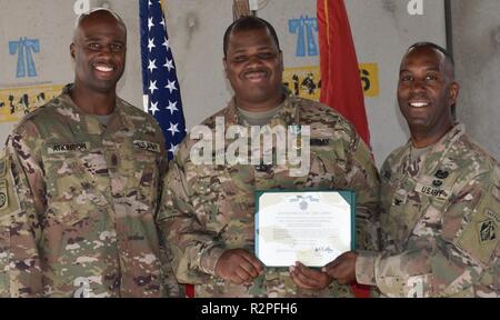 Le Sgt. 1re classe Derrick Wade est présenté avec son certificat de mention élogieuse de l'Armée du colonel Jason Kelly, Chef de District de l'Afghanistan et le sergent-major de commandement, Nathaniel Atkinson. Banque D'Images