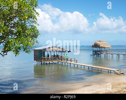 Bungalows sur pilotis à Punta Gorda Banque D'Images