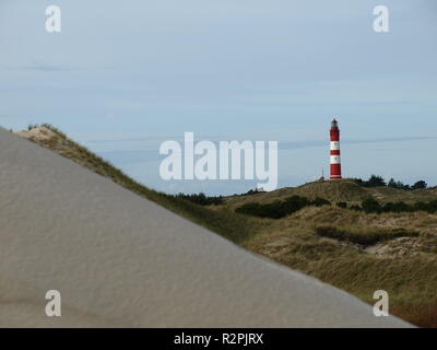 Leuchtturm derrière les dunes Banque D'Images