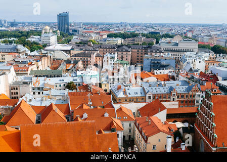 La vieille ville de Riga à partir de l'église de Saint - Pierre. Riga, Lettonie, Pays Baltes, Europe. Banque D'Images