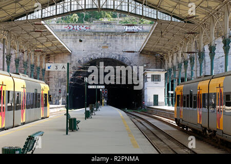 Porto, Portugal - Mars 23, 2015 : la gare de São Bento en un jour ensoleillé voir le tunnel Banque D'Images