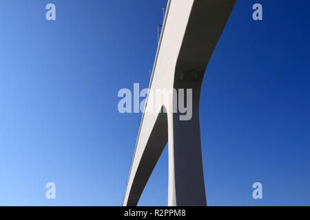 L'un des plusieurs ponts sur le fleuve Douro à Porto, Portugal, contre ciel bleu profond. Celui-ci est l'un des plus récents en béton armé ; Banque D'Images