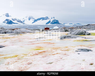 Refuge de la marine sur l'Île Petermann Groussac et les montagnes de la péninsule de Kiev sur la péninsule Antarctique, l'Antarctique Banque D'Images