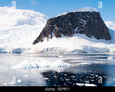 Des sommets enneigés de la montagne sur l'Île Danco journée ensoleillée avec ciel bleu en Canal Errera, Péninsule Antarctique, l'Antarctique Banque D'Images