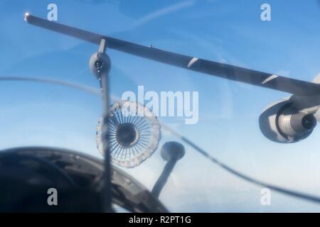 Vue depuis le cockpit d'un Mirage 2000 de l'Armée de l'Air française s'apprête à être ravitaillé par un KC-767 tanker dans l'espace aérien norvégien au cours de l'exercice Trident Stade 2018 le Oct 28. Avec environ 50 000 membres du personnel participant à l'exercice Trident Stade 2018, c'est l'un des plus grands exercices de l'OTAN au cours des dernières années. Autour de 250 appareils, 65 navires et plus de 10 000 véhicules sont impliqués dans l'exercice en Norvège. Banque D'Images