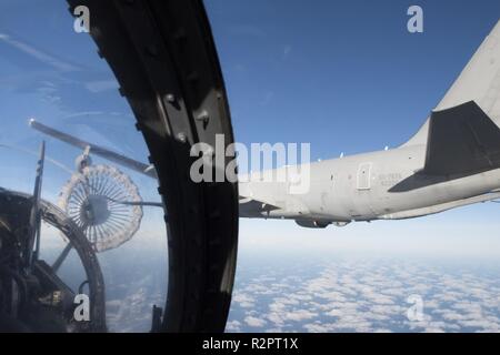 Vue depuis le cockpit d'un Mirage 2000 de l'Armée de l'Air française s'apprête à être ravitaillé par un KC-767 tanker dans l'espace aérien norvégien au cours de l'exercice Trident Stade 2018 le Oct 28. Avec environ 50 000 membres du personnel participant à l'exercice Trident Stade 2018, c'est l'un des plus grands exercices de l'OTAN au cours des dernières années. Autour de 250 appareils, 65 navires et plus de 10 000 véhicules sont impliqués dans l'exercice en Norvège. Banque D'Images