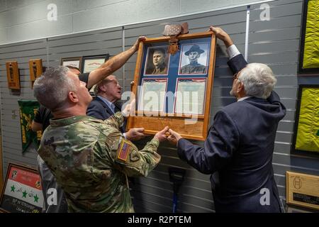 Le major général James Hoyer, adjudant général de la Garde nationale de la Virginie de l'Ouest aide les frères Philippe et Claude Gaujot pendaison dans une plaque commémorative en l'honneur de leur grand oncle Antoine et Julien Gaujot, le 1 novembre 2018, au Centre de préparation Mingo/Logan dans Omar, West Virginia. La Virginie de l'armurerie de la Garde nationale a été consacrée en l'honneur des frères , les deux Médaille d'honneur du Congrès les bénéficiaires et les anciens soldats qui ont servi à la fin des années 1800 et au début des années 1900. (West Virginia National Guard Banque D'Images