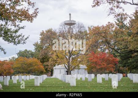 Le Mémorial de l'USS Maine dans la section 24 du Cimetière National d'Arlington, Arlington, Virginie, le 2 novembre 2018. Banque D'Images