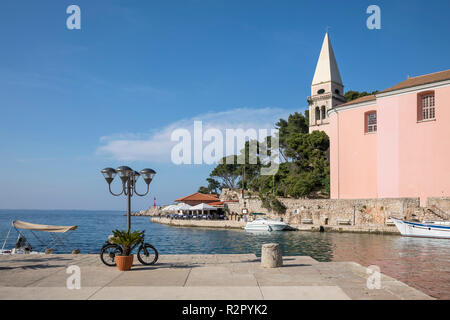 Veli Losinj harbor entrée avec l'église paroissiale baroque de saint Antoine, Losinj Island, la baie de Kvarner, Croatie Banque D'Images