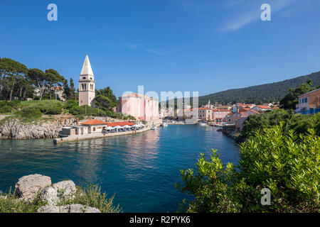 Veli Losinj harbor entrée avec l'église paroissiale baroque de saint Antoine, Losinj Island, la baie de Kvarner, Croatie Banque D'Images