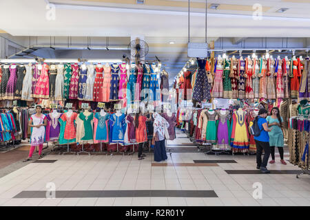 Singapour, Little India, marché de l'habillement avec les clients et vendeuse & commerçante Banque D'Images