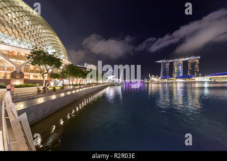 Singapour, Panorama, rivière Singapour, promenade du front de mer et l'Esplanade - Theatres on the Bay, Singapore Flyer, Helix Bridge et Marina Bay Sands Banque D'Images