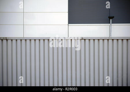 Chambres insonorisées barrière faite d'acier ondulé, mur extérieur moderne poliés avec des panneaux en métal à l'arrière-plan Banque D'Images