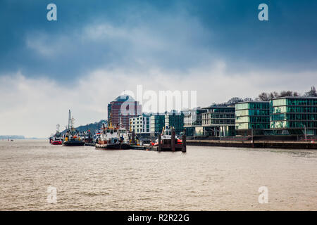 Les remorqueurs amarrés au port de Hambourg, sur les rives de l'Elbe Banque D'Images