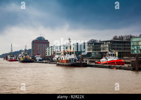 Les remorqueurs amarrés au port de Hambourg, sur les rives de l'Elbe Banque D'Images