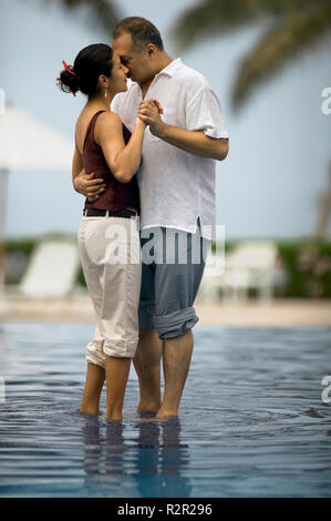 Un couple est vu romantisme dans la piscine. Banque D'Images