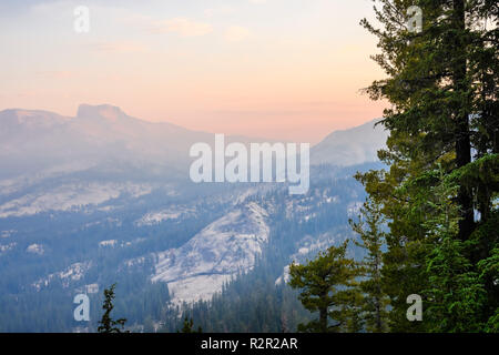 Lever du soleil paysage dans Yosemite National Park ; la faible visibilité due à la fumée de l'incendie Ferguson présente dans l'air ; Californie Banque D'Images