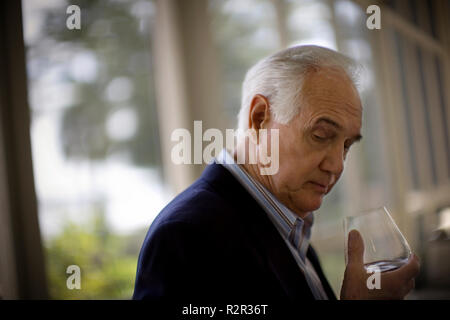 Vieil homme boire du vin Banque D'Images
