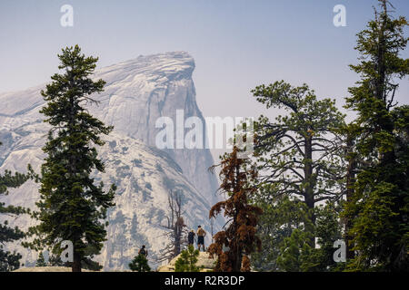 Vue vers Demi Dôme ; la fumée des incendies Ferguson présente dans l'air ; Yosemite National Park, Californie Banque D'Images