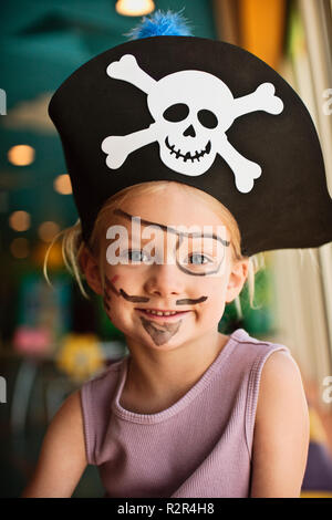 Portrait de jeune fille habillé en pirate. Banque D'Images