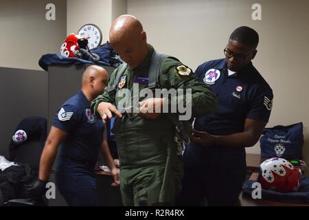 À partir de la droite, le sergent-major de l'US Air Force. Roberts Jasper, U.S. Air Force Thunderbirds vol équipage NCOIC Équipement, correspond à Tommy Norman, North Little Rock agent de police et du public, d'un parachute à la base aérienne de Little Rock, Ark., Octobre 26, 2018. Norman a été sélectionné comme le héros des Thunderbirds et a été honoré d'un vol dans l'un de leurs avions. Banque D'Images