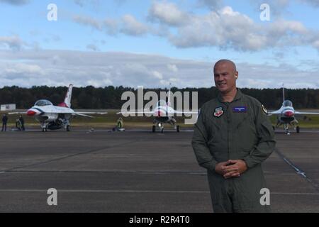 Tommy Norman, North Little Rock Police Department officier et homme public, pose pour une photo à la base aérienne de Little Rock, Ark., Octobre 26, 2018. Norman a été sélectionné comme l'US Air Force Thunderbirds' Hometown Hero pour son rôle de modèle positif pour un agent de police. Banque D'Images
